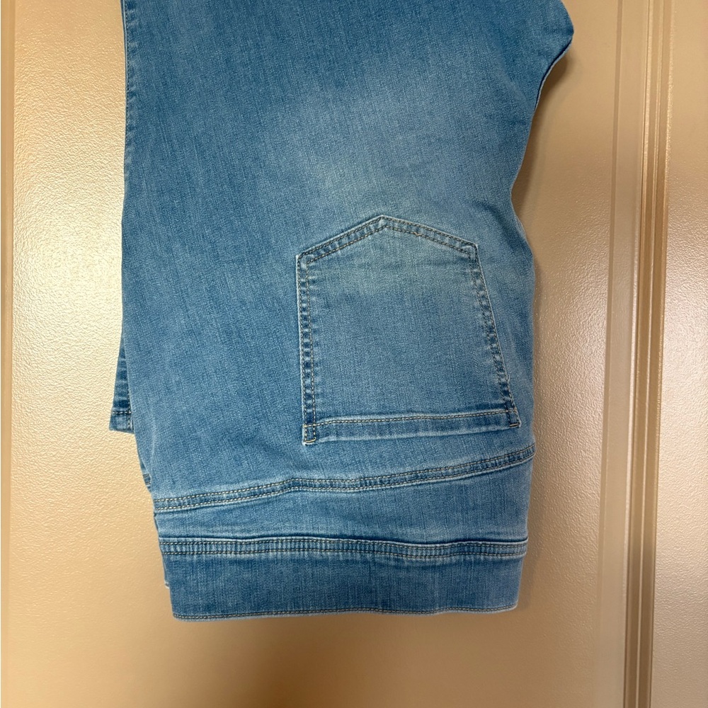 Torrid Women's pull on Light Blue Jeans